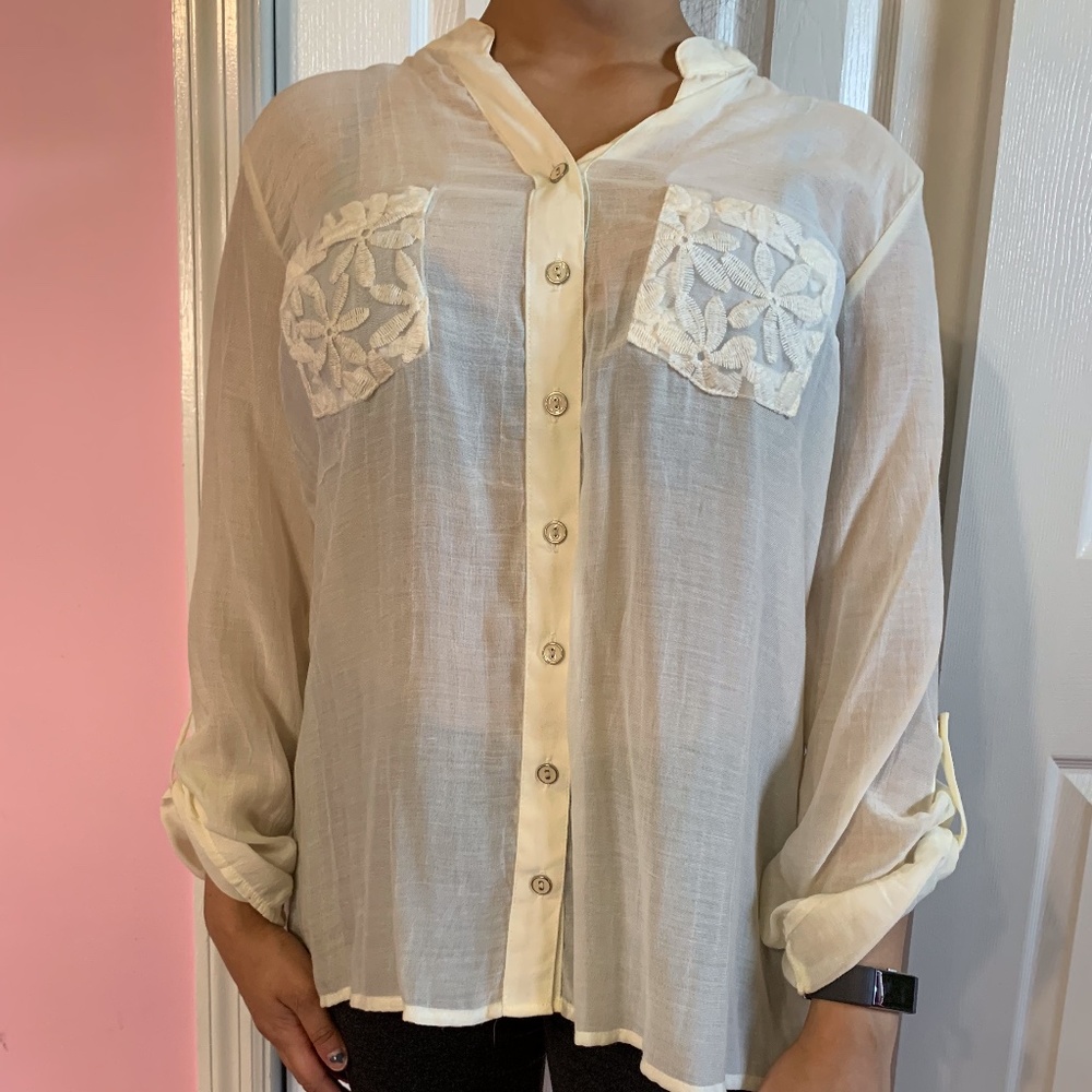 XL Rue 21 Cream Top With Flower Accents